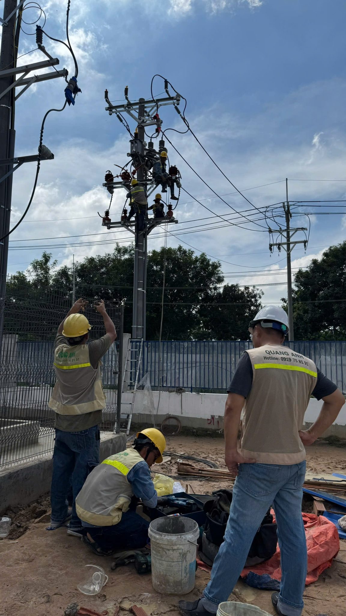 Rapid Transformer Station Installation Process Safe and rapid transformer station installation by workers.