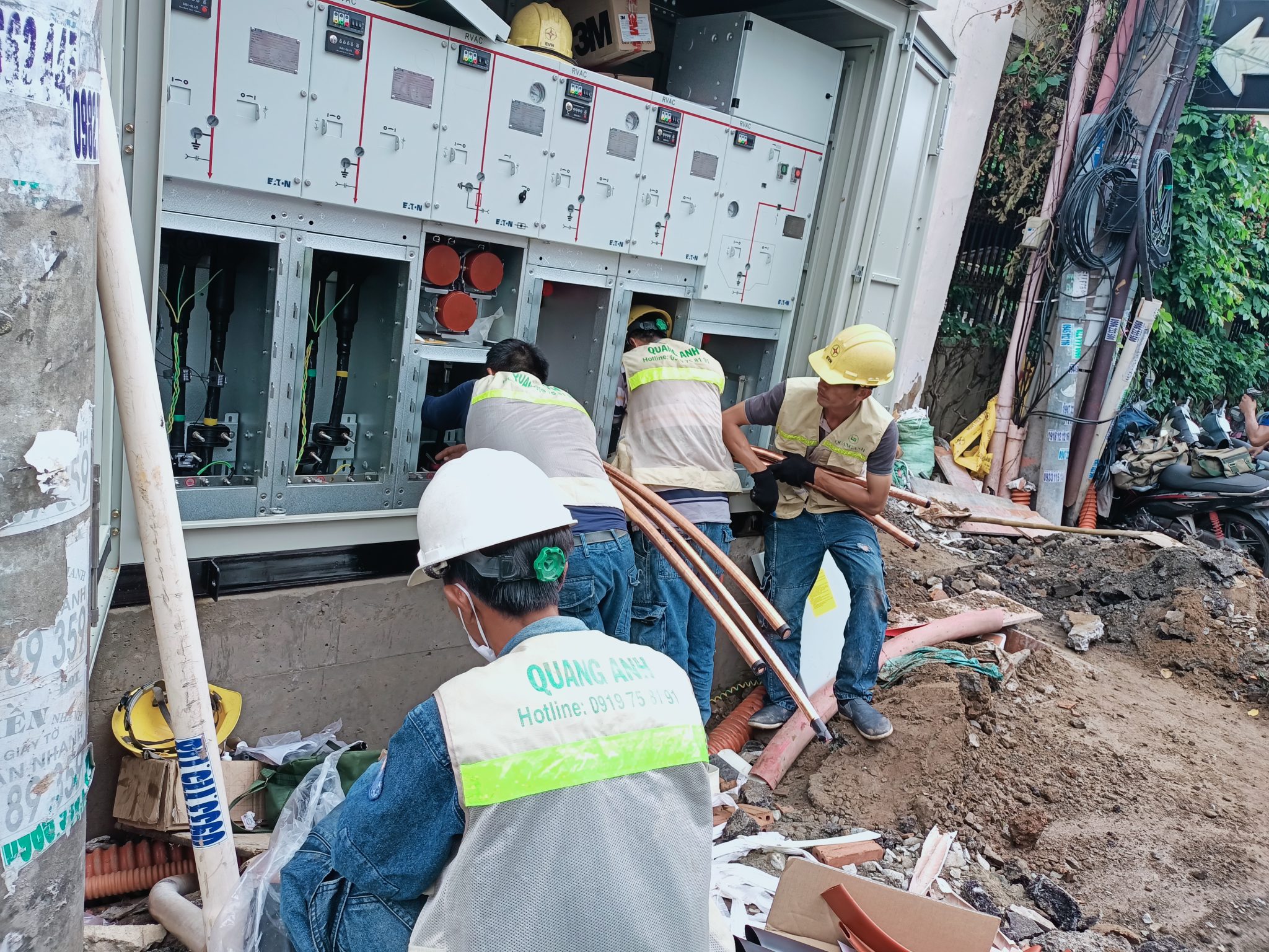 Experienced Engineers at Quanganhcons Team of engineers discussing in electrical facility.