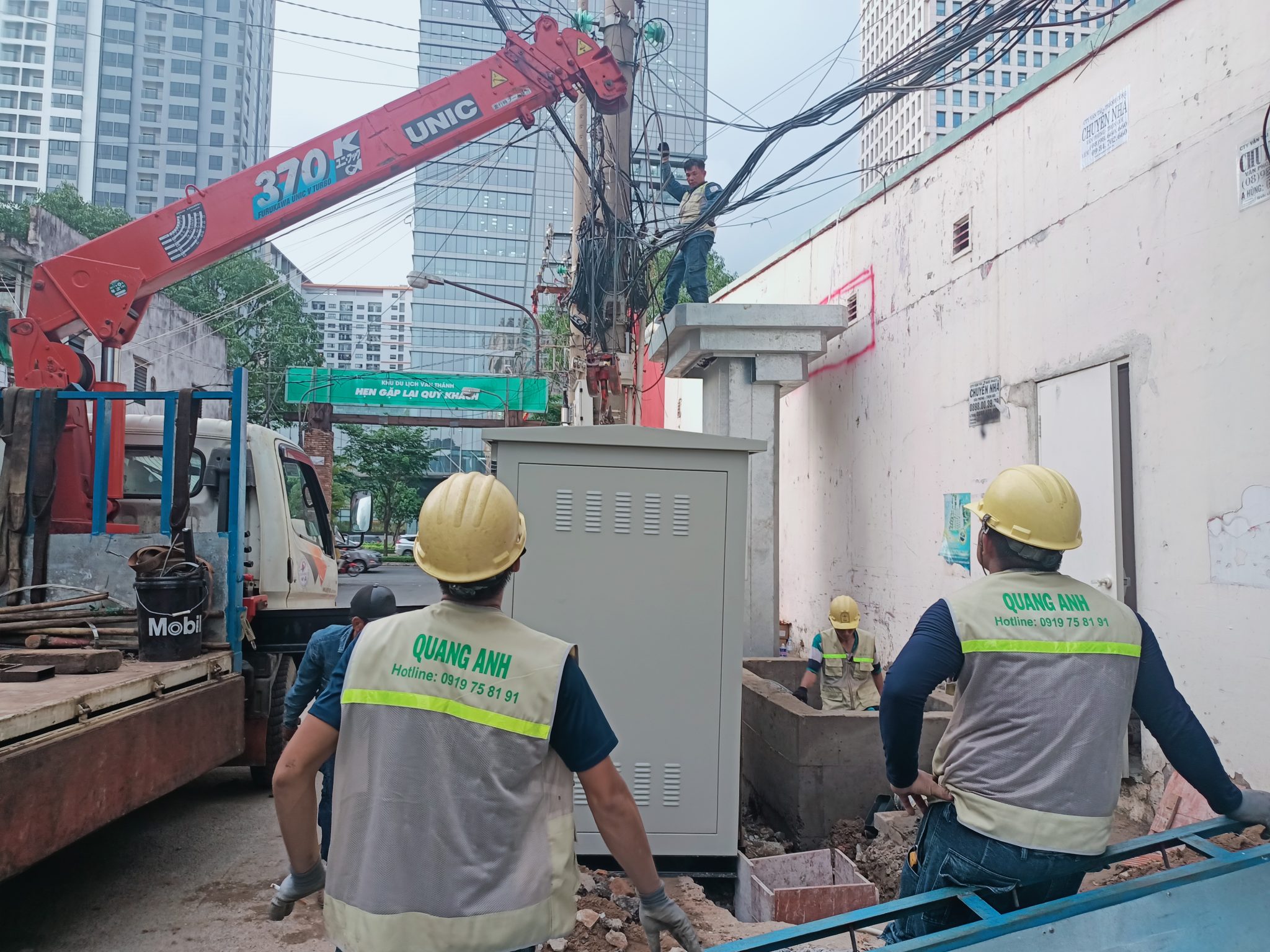 Features and Commitments of Quanganhcons Quanganhcons engineers overseeing a construction site