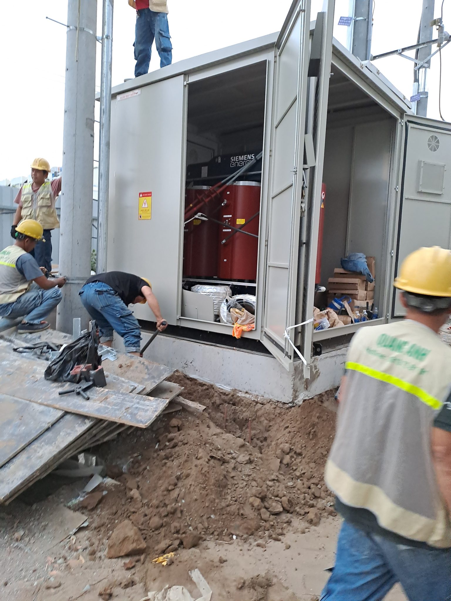 An overloaded electrical station at VSIP 1 being handled by staff.